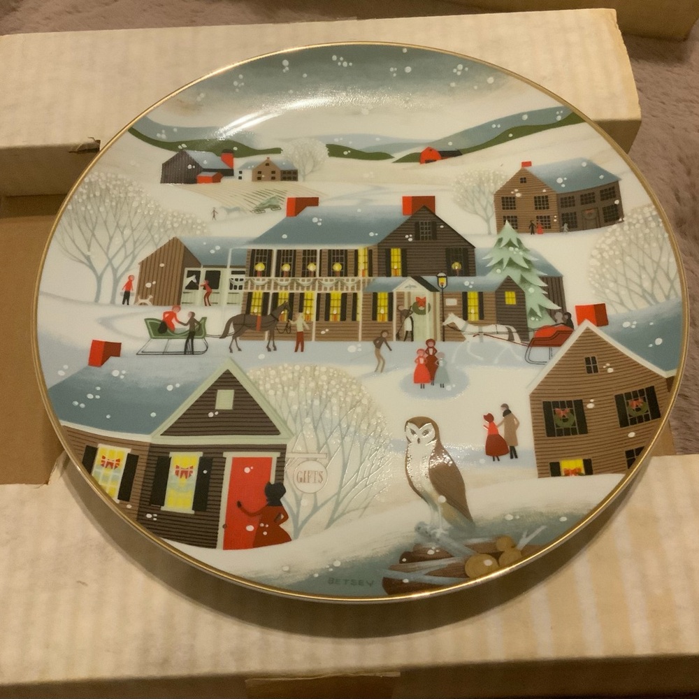 Betsey Bates Painting Village Inn 1983 Annual Christmas Decorative Plate 9.3”